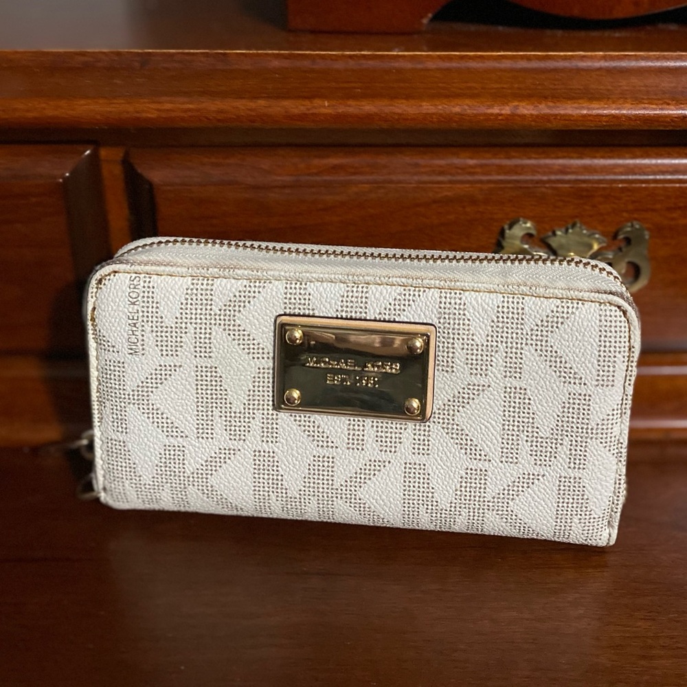 Michael Kors Signature Logo Zip Around wallet